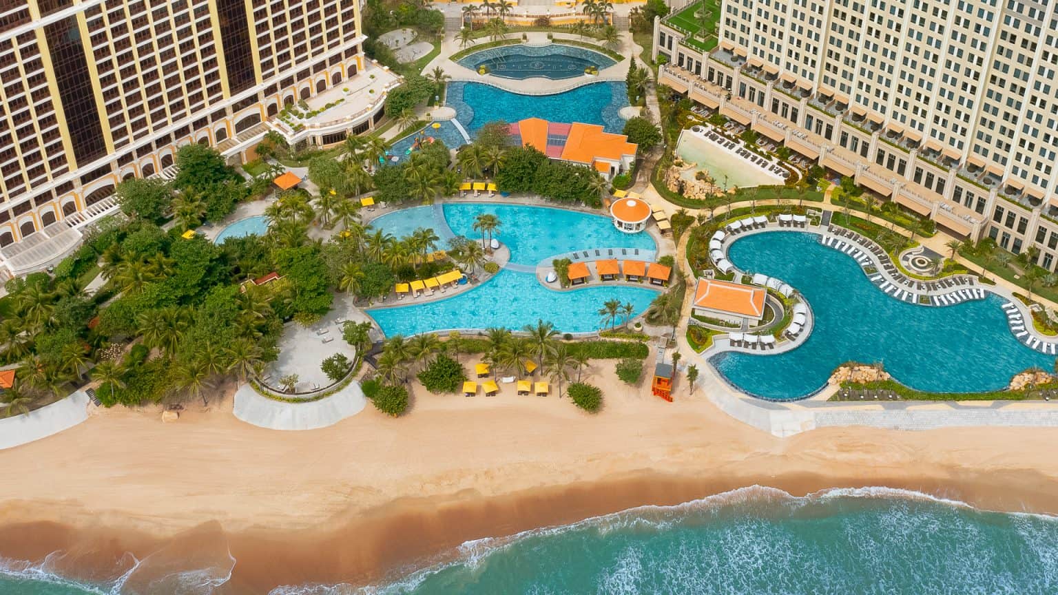 Holiday Inn Resort Ho Tram Beach 5 hồ bơi Holiday Inn Resort Ho Tram Beach